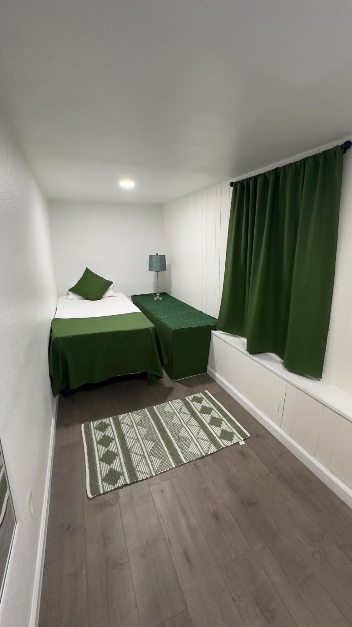 Naryn Guest house Los Angeles